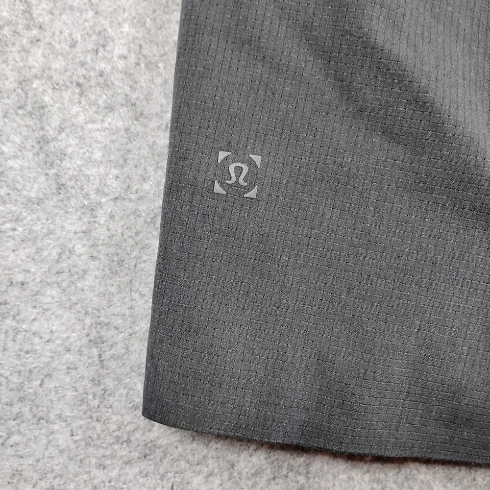 Lululemon Namaste At The Beach Shorts Mens Large Black Grey 8 Inch Inseam